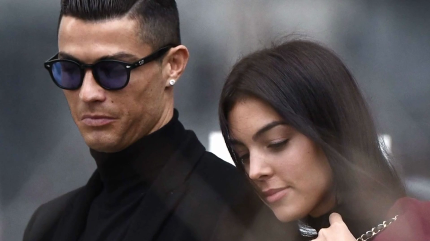 El delantero del Manchester United, Cristiano Ronaldo, dice que guarda las cenizas de su hijo con él en su casa y describe su muerte como el "peor" momento de su vida.