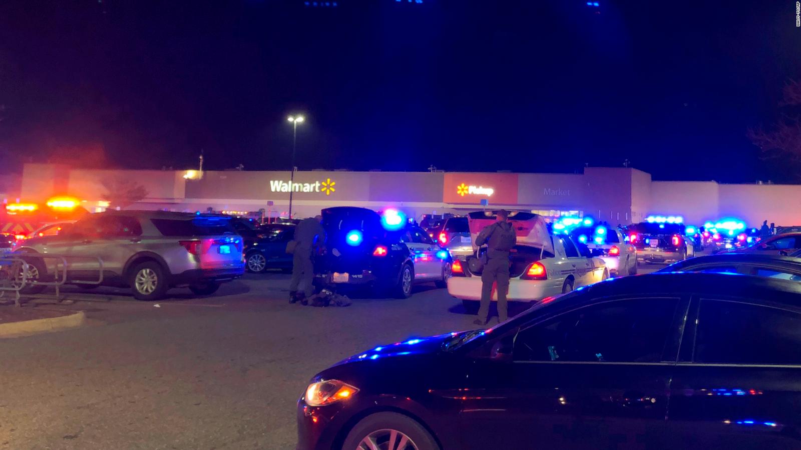 La policía responde a la escena de un tiroteo en un Walmart en Chesapeake, Virginia, el martes por la noche.