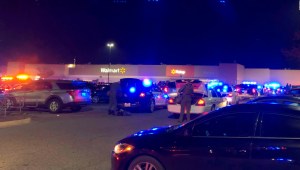 La policía responde a la escena de un tiroteo en un Walmart en Chesapeake, Virginia, el martes por la noche.