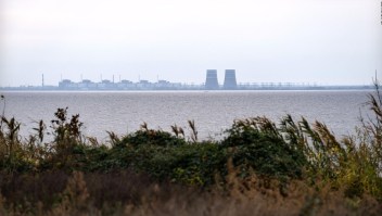 Poderosas explosiones sacudieron la planta de energía nuclear de Zaporiyia en Ucrania este fin de semana, renovando las preocupaciones de que los combates tan cerca de la instalación podrían causar un accidente nuclear.