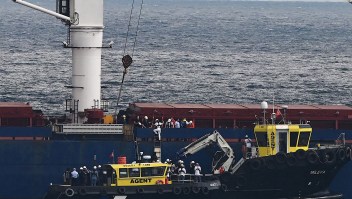Una delegación de inspección aborda el carguero Razoni, con bandera de Sierra Leona, que transporta 26.000 toneladas de maíz de Ucrania, frente a las costas de Estambul, el 3 de agosto. (Ozan Kose/AFP/Getty Images)
