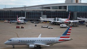 Un vuelo regional Embraer 175 de American Airlines en el aeropuerto internacional de Dallas/Fort Worth en Dallas, Texas, el 2 de junio de 2021. (Foto de ANDREW CABALLERO-REYNOLDS / AFP)