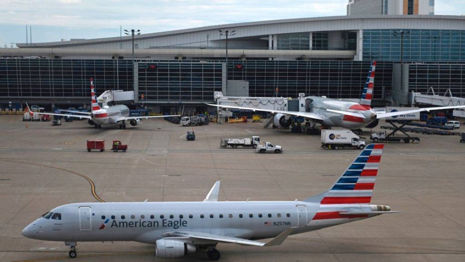 Un vuelo regional Embraer 175 de American Airlines en el aeropuerto internacional de Dallas/Fort Worth en Dallas, Texas, el 2 de junio de 2021. (Foto de ANDREW CABALLERO-REYNOLDS / AFP)