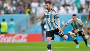 El delantero de Argentina, Lionel Messi, contra Arabia Saudita en el Mundial de Qatar 2022. ODD ANDERSEN/AFP via Getty Images