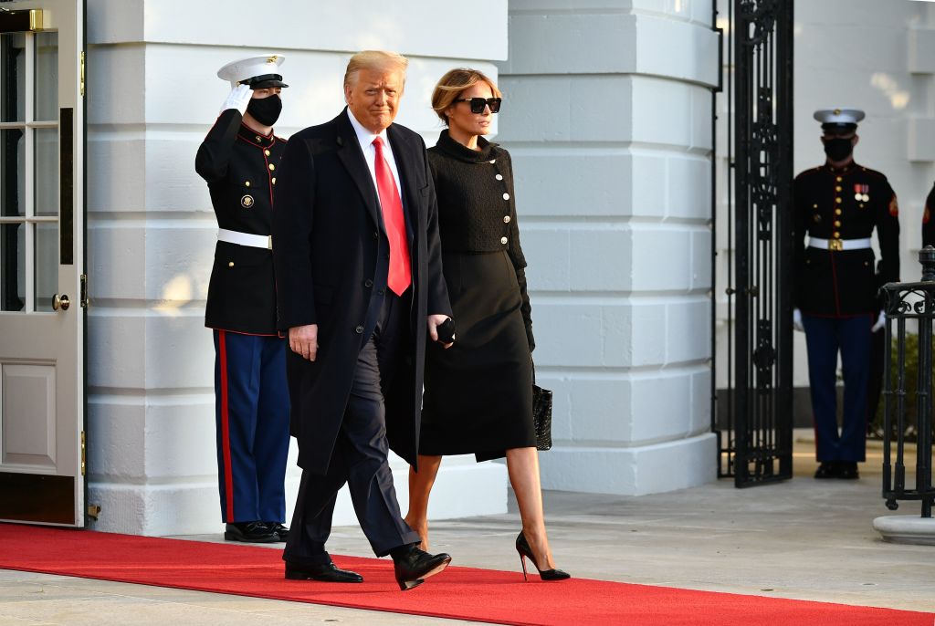 Donald Trump y su esposa, Melania, dejan la Casa Blanca el 20 de enero de 2021. (Crédito: Mandel Ngan/AFP/Getty Images)