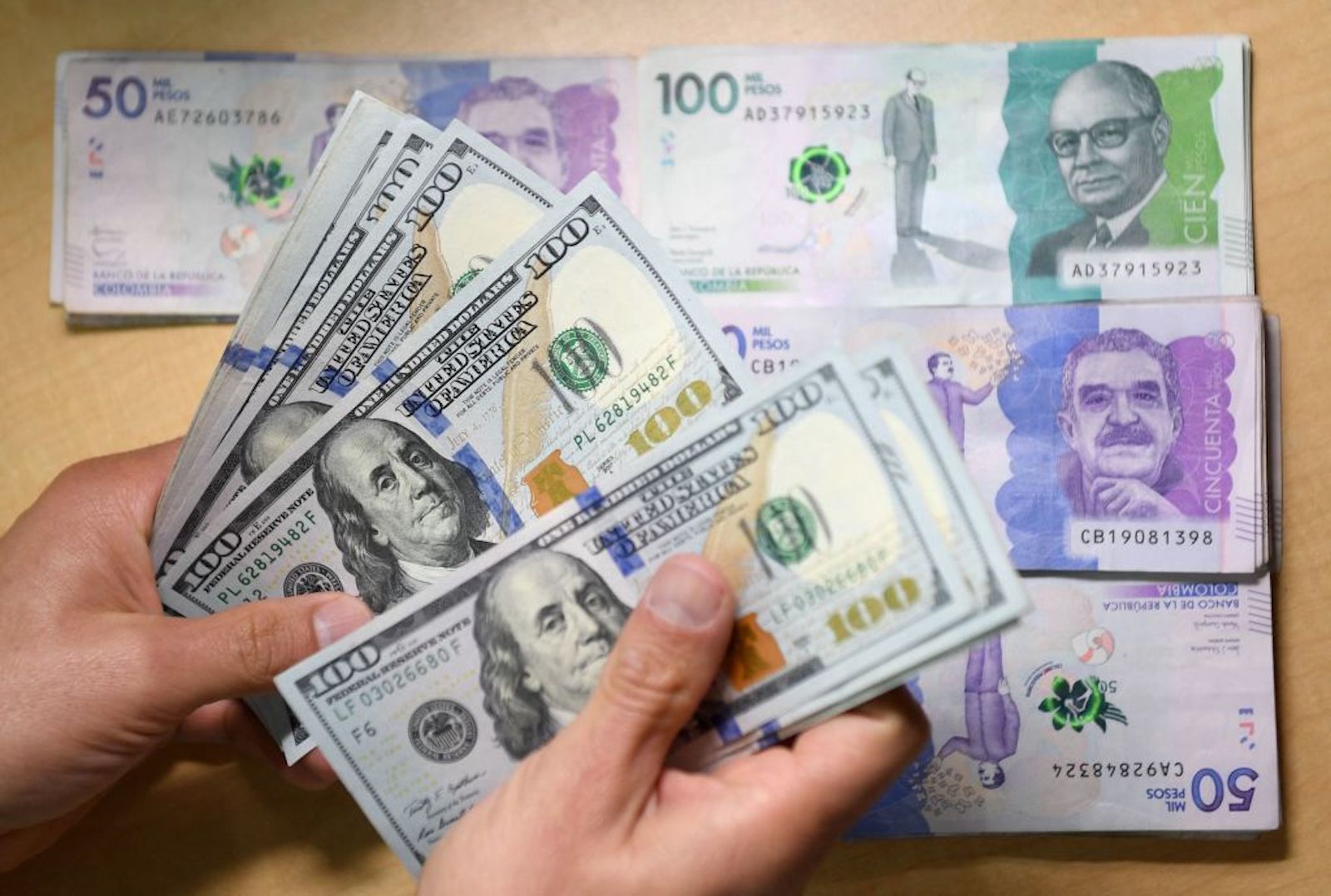 El peso colombiano cae a mínimo histórico frente al dólar y el mexicano