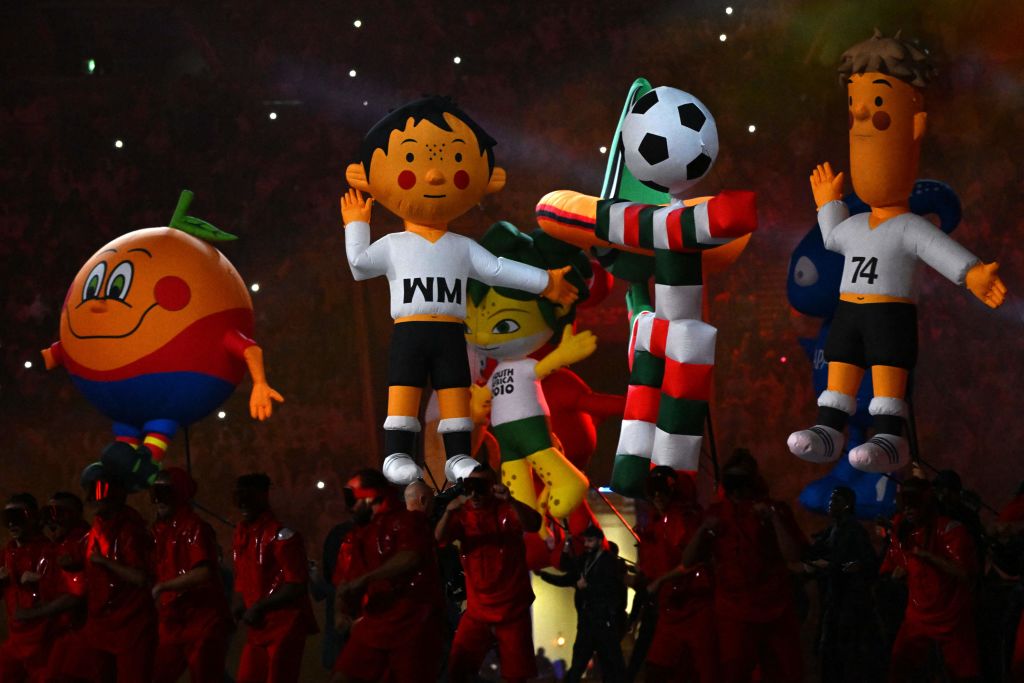 Las “mascotas” de los mundiales fueron exhibidas en el estadio en la ceremonia de inauguración. (Foto: RAUL ARBOLEDA/AFP vía Getty Images)