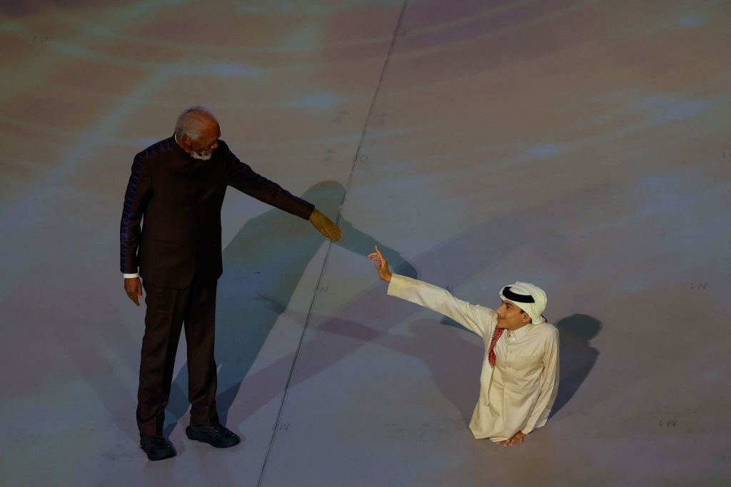 El actor estadounidense Morgan Freeman y el youtuber qatarí Ghanim al Muftah asisten a la ceremonia de apertura antes del partido entre Qatar y Ecuador. (Foto: ODD ANDERSEN/AFP vía Getty Images)