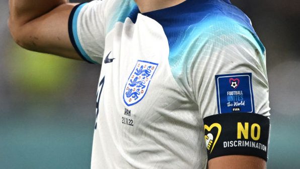 La cinta de capitán que utilizó Harry Kane en el debut de Inglaterra contra Irán en el Mundial de Qatar, el 21 de noviembre de 2022. (Foto: PAUL ELLIS/AFP vía Getty Images)