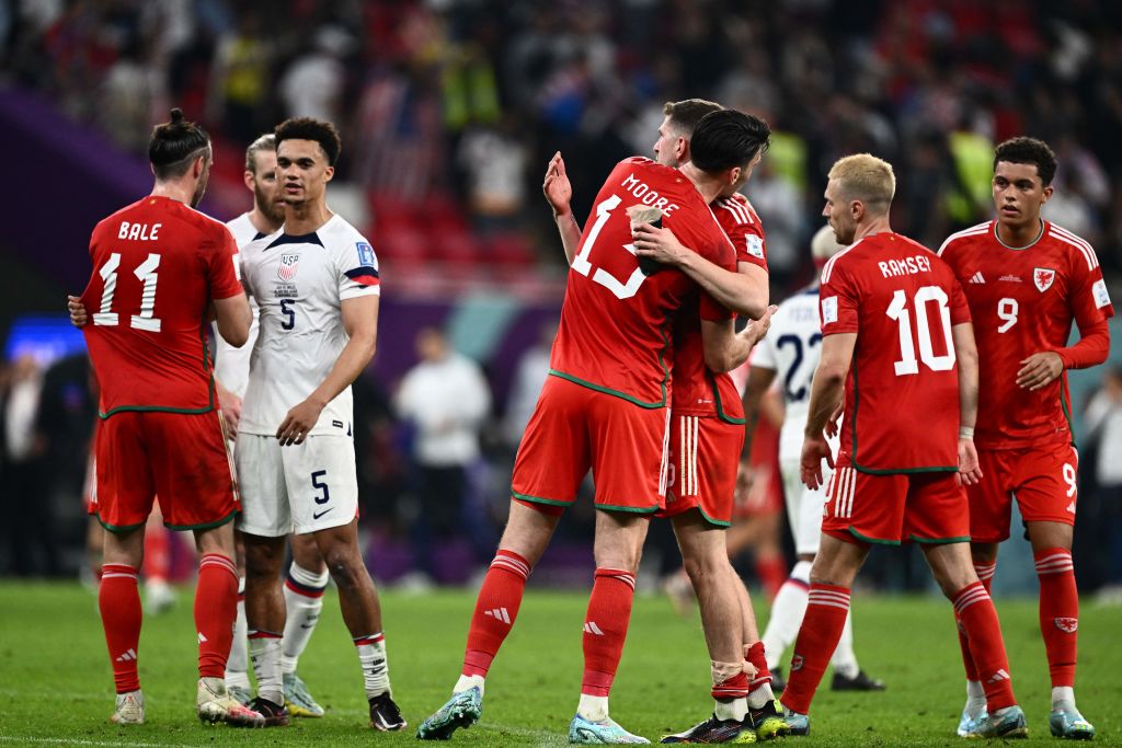 Los equipos de Estados Unidos y Gales se saludan tras el final del partido. (Foto: JEWEL SAMAD/AFP vía Getty Images)