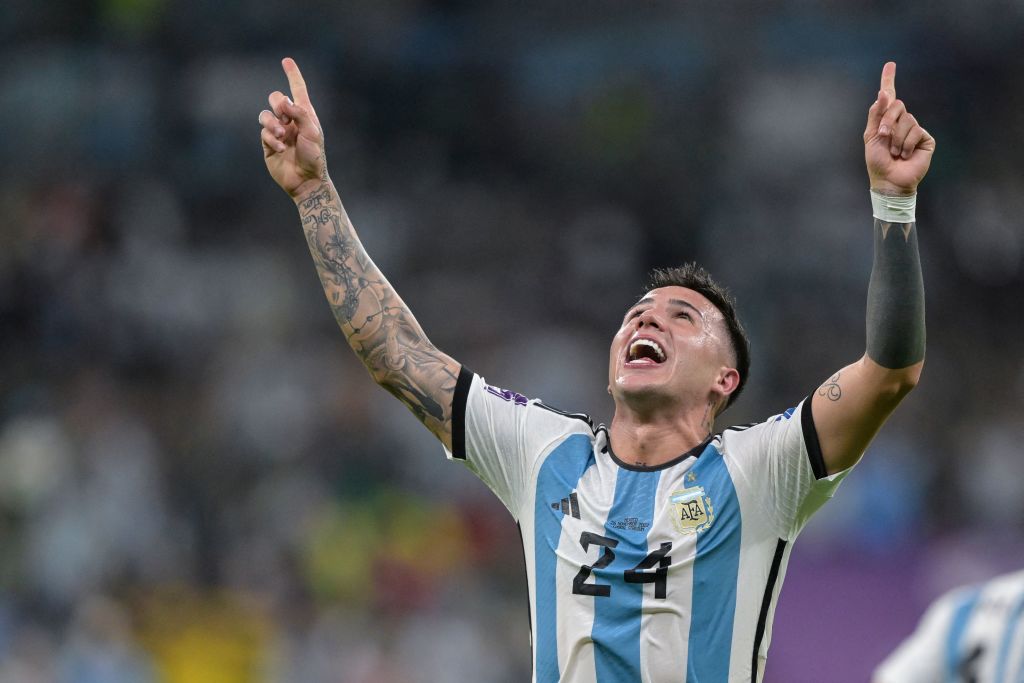 El jugador Enzo Fernandez anota el segundo gol para Argentina en el partido ante México (Photo by JUAN MABROMATA/AFP via Getty Images)