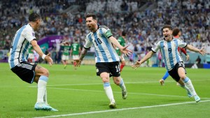 Lionel Messi de Argentina celebra su gol ante México (Photo by Dan Mullan/Getty Images)