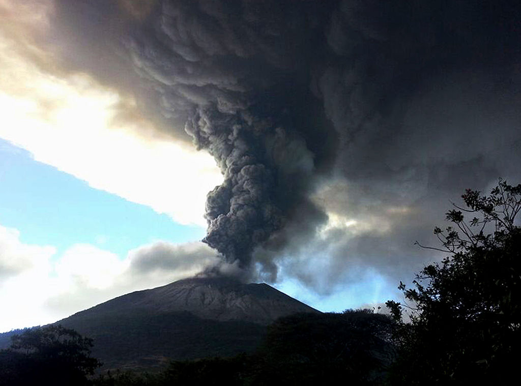 Vigilan volcán Chaparrastique en El Salvador ante posible erupción