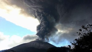 Vista del volcán Chaparrastique en San Miguel, a 140 km del San Salvador, en una fotografía de archivo (AFP PHOTO/ Hector Garay - Telenoticias 21)