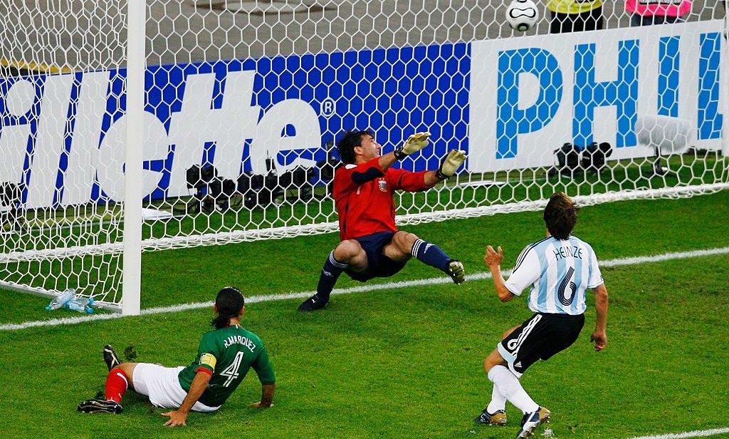 Rafael Márquez de México anota el gol de apertura durante el partido de octavos de final de la Copa Mundial de la FIFA Alemania 2006 entre Argentina y México jugado en el Zentralstadion el 24 de junio de 2006 en Leipzig, Alemania. (Foto de Shaun Botterill/Getty Images)