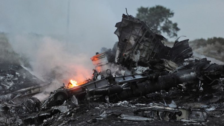 Llamas entre los restos del vuelo 17 de Malaysia Airlines, derribado en el este de Ucrania el 17 de julio de 2014.