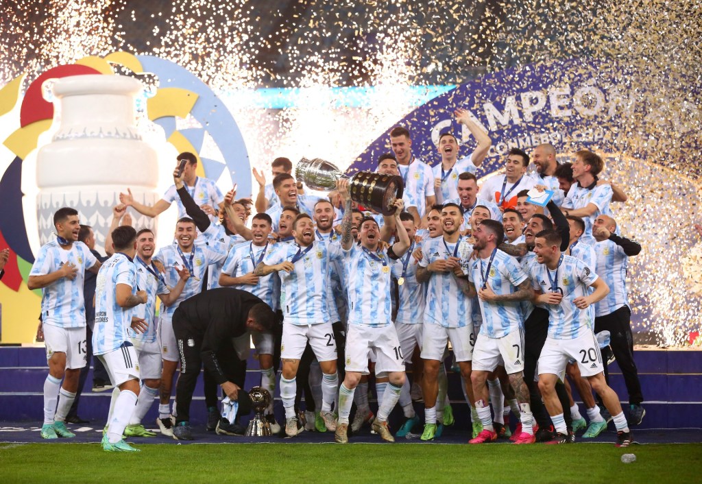 Messi y todo el equipo de Argentina celebran el título continental del año pasado.