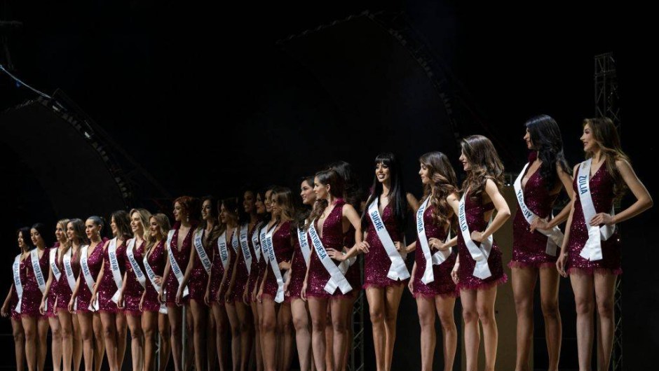 Candidatas de 23 estados venezolanos y una representante del distrito capital que compiten por el título de Miss Venezuela posan durante un ensayo en el Poliedro de Caracas en Caracas el 14 de noviembre de 2022. (Foto de YURI CORTEZ/AFP vía Getty Images)