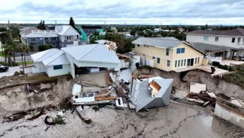 Imagen desde un drone de los daños y la erosión de Nicole en Wilbur-By-the-Sea en el condado de Volusia, Florida.