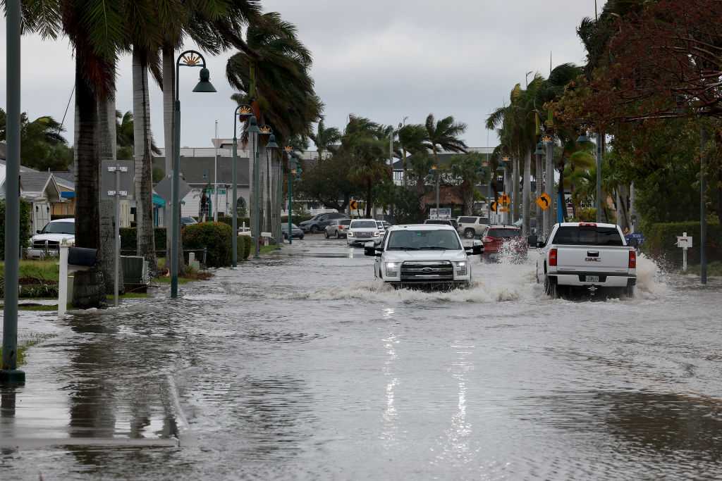 Vehículos en una calle inundada tras el paso del huracán Nicole, el 10 de Noviembre de 2022 en Fort Pierce, Florida. (Crédito: Joe Raedle/Getty Images)