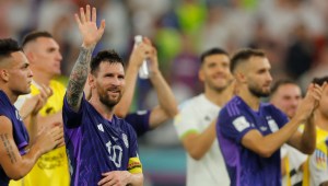 La selección de Argentina celebra su triunfo ante Polonia y la clasificación a octavos de final como primer lugar del Grupo C en el Mundial de Qatar. (Foto: ODD ANDERSEN/AFP vía Getty Images)
