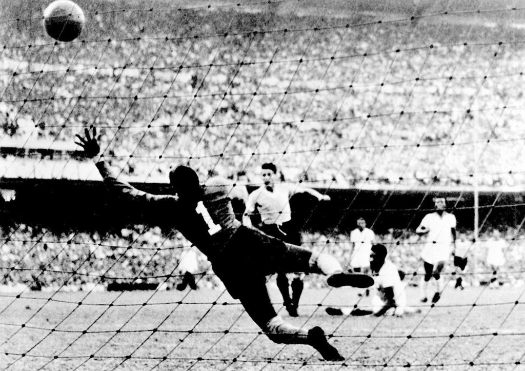 El delantero uruguayo Juan Alberto Schiaffino empata durante la final del Mundial de 1950 en el estadio Maracaná. (Crédito: AFP vía Getty Images)