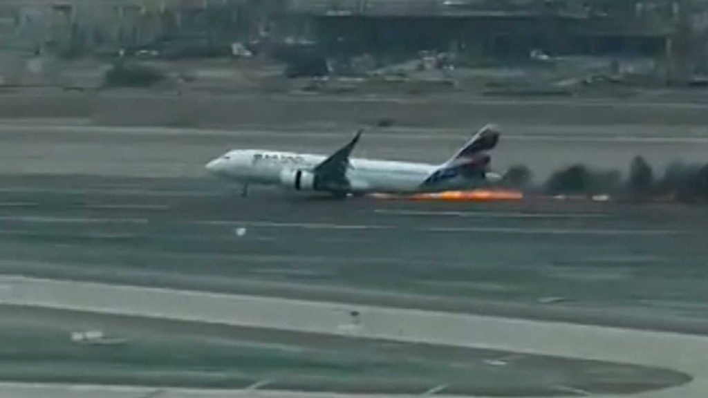 Avión en llamas realiza aterrizaje de emergencia en Lima