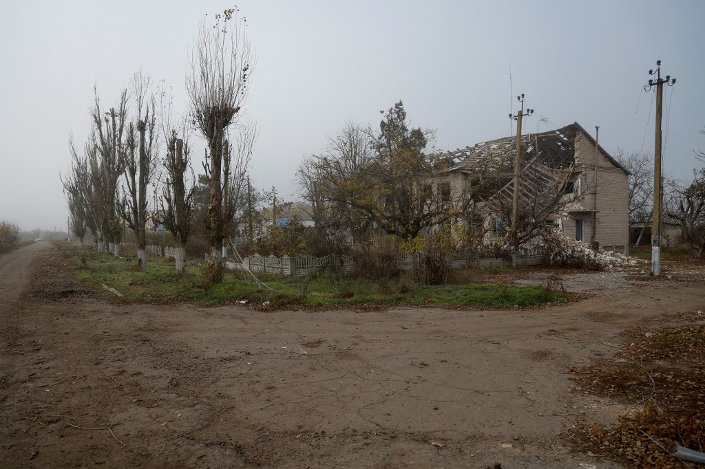 Un edificio destruido en una aldea cercana a la recién recuperada ciudad de Snihurivka, en la región de Mikolayv, Ucrania, el 10 de noviembre. (Foto: Valentyn Ogirenko/Reuters)