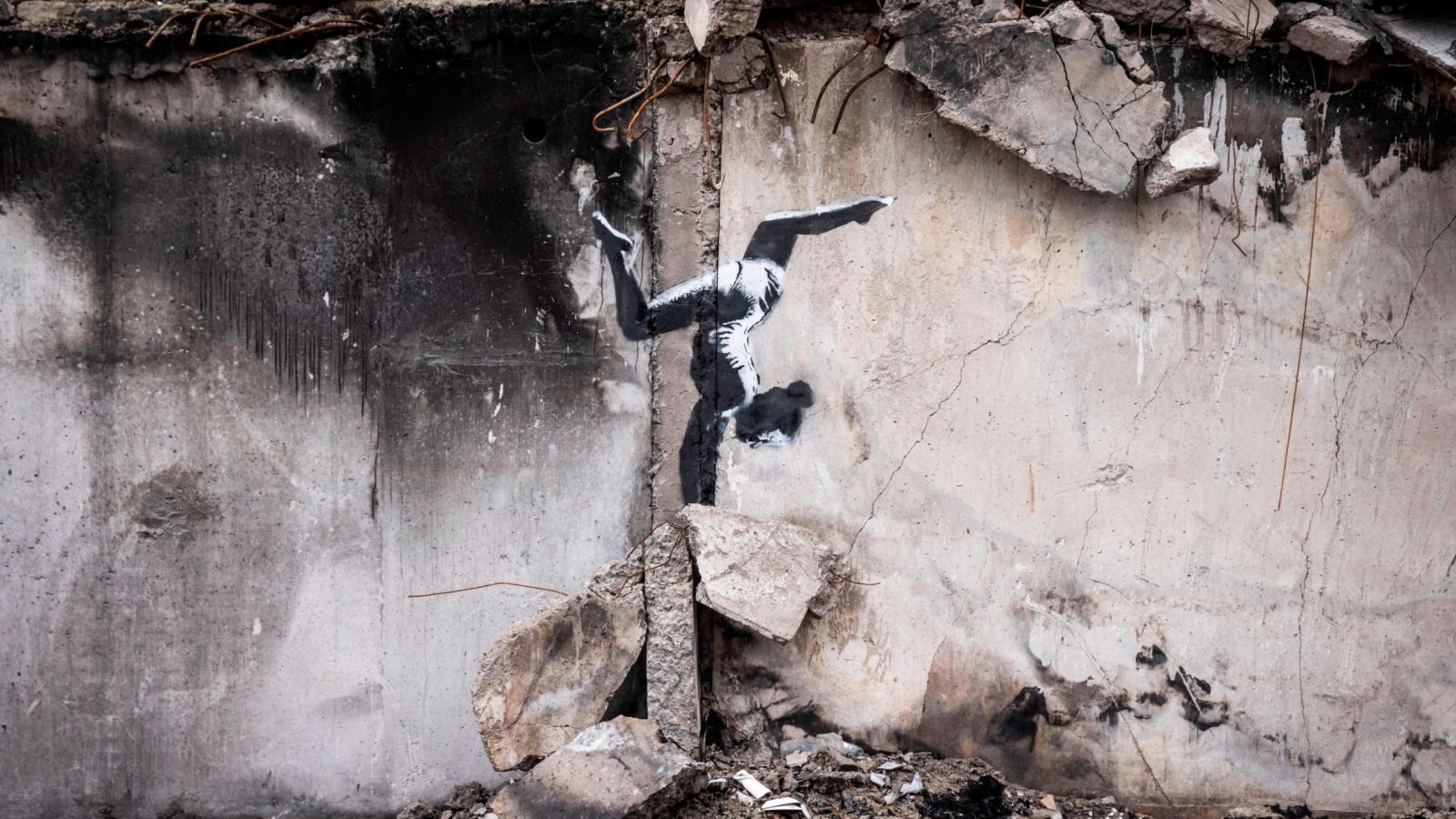 Bansky Revel Un Mural En Una Ciudad Ucraniana Devastada Por La Guerra   Bansky Ucrania 