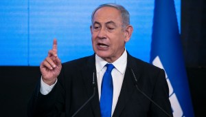 Benjamin Netanyahu, ex primer ministro israelí y líder del partido Likud, habla en un evento en la noche electoral el 1 de noviembre de 2022 en Jerusalén, Israel.