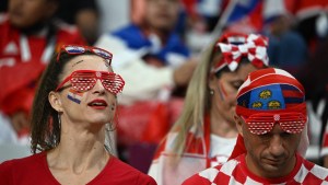 Fans de Croacia asisten al partido de su selección contra Canadá en la fase de grupos del Mundial de Qatar. (Foto: OZAN KOSE/AFP vía Getty Images)