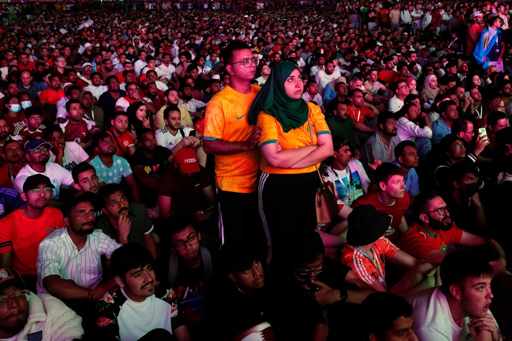Aficionados ven el partido de este domingo desde una zona para fans en Doha, Qatar. (Foto: Petr David Josek/AP)