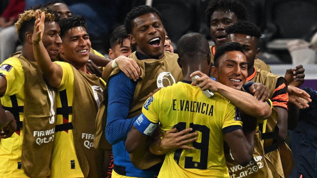 Enner Valencia celebra con sus compañeros tras marcar el segundo gol de Ecuador durante el partido inaugural del Mundial de Qatar 2022.