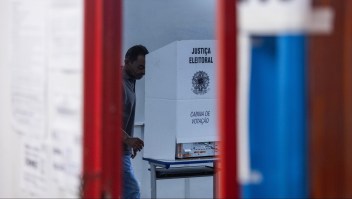 Una persona emite su voto en la segunda vuelta de las elecciones presidenciales de Brasil, el 30 de octubre de 2022. (Foto: Arthur Menescal/Getty Images)