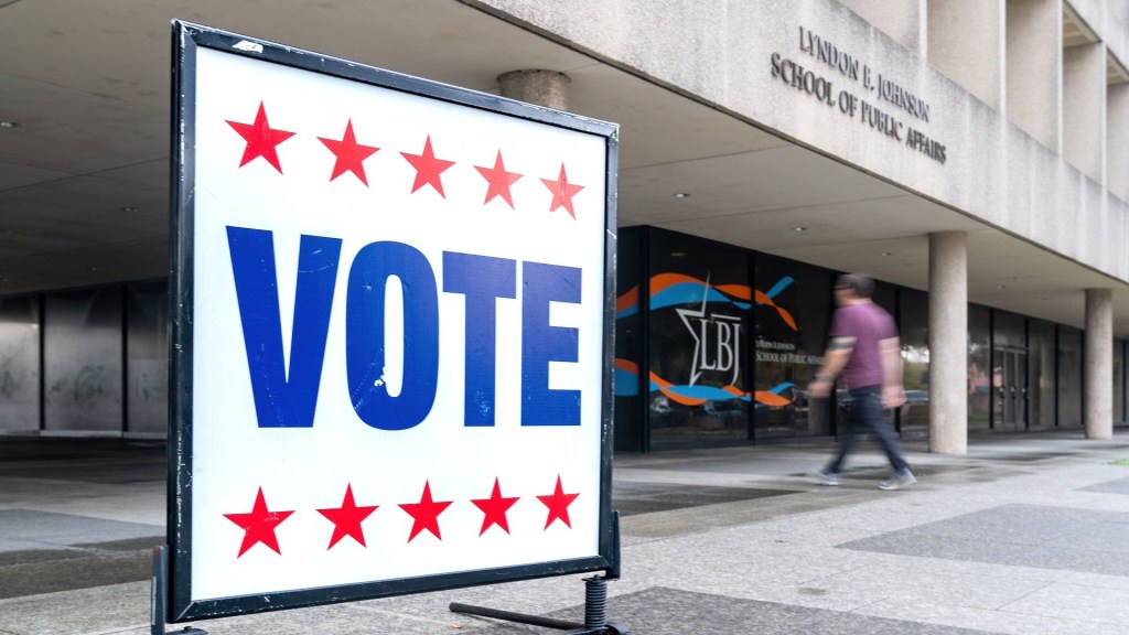 Foto que muestra un letrero en Texas que dice "Vota" un día antes de las elecciones intermedias de EE.UU. (Foto: SUZANNE CORDEIRO/AFP vía Getty Images)