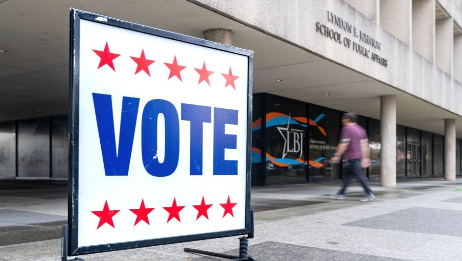 Foto que muestra un letrero en Texas que dice "Vota" un día antes de las elecciones intermedias de EE.UU. (Foto: SUZANNE CORDEIRO/AFP vía Getty Images)