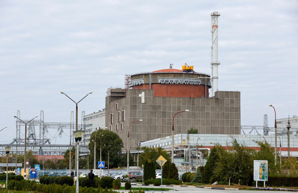 Central nuclear de Zaporiyia en las afueras de Enerhodar, en la región de Zaporiyia, el 14 de octubre. (Foto: Alexander Ermochenko/Reuters/Archivo)