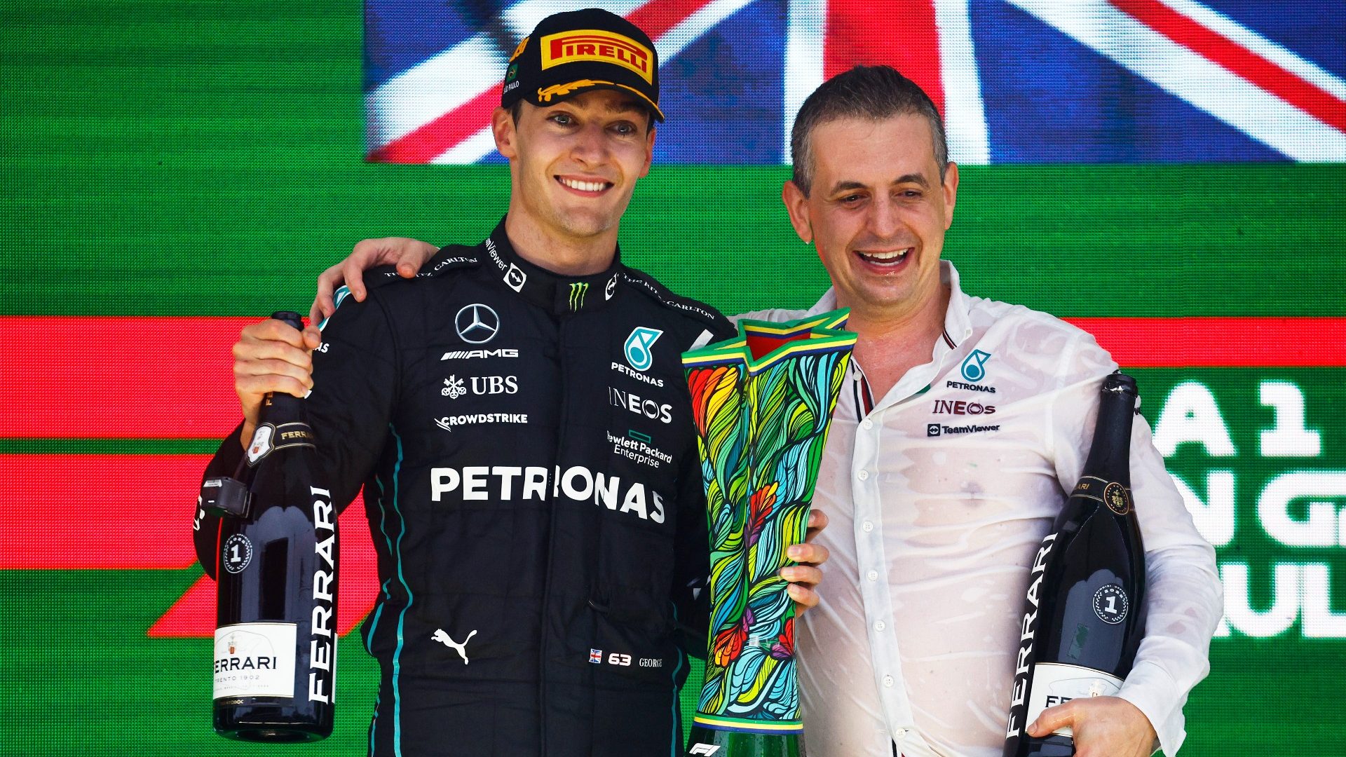 George Russell celebra en el podio del GP de Brasil con Riccardo Musconi, ingeniero jefe de carrera de Mercedes. (Foto: Chris Graythen/Getty Images)