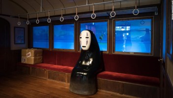 En el Gran Almacén, los visitantes pueden recrear "El viaje de Chihiro" viajando con Sin Cara en un tren. (Crédito: Tomohiro Ohsumi/Getty Images)