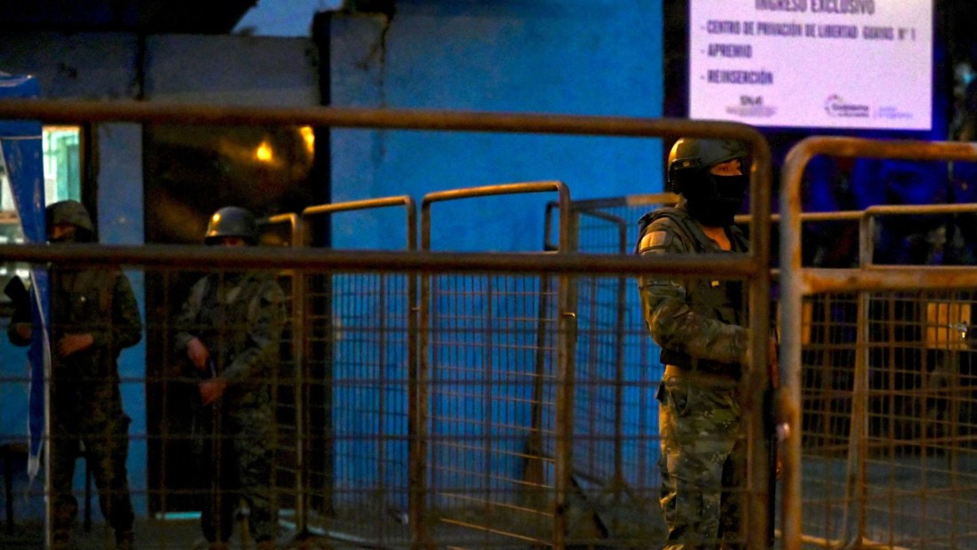 Fuerzas de seguridad montan guardia frente al complejo penitenciario de Guayas, en Ecuador, el 24 de octubre de 2022. Imagen de archivo.