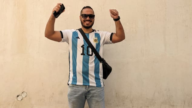 Ali Abbadi, como muchos otros en Doha, apoyará a Argentina en Qatar 2022. (Foto: Ben Church/CNN)