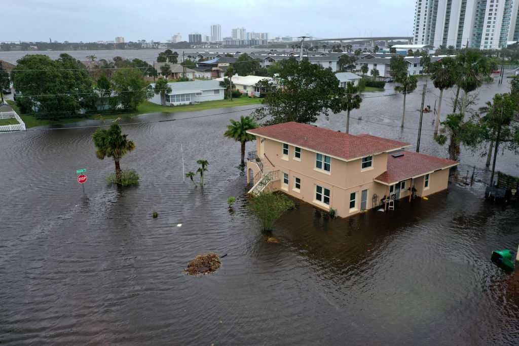 En esta vista aérea, el agua de la inundación rodea un edificio después de que el huracán Nicole tocara tierra el 10 de noviembre de 2022 en Daytona Beach, Florida. (Foto de Joe Raedle/Getty Images)