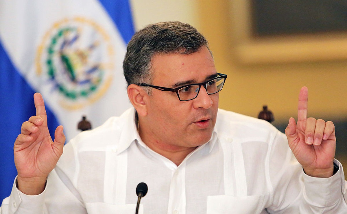 Tribunal salvadoreño ordena juicio penal contra expresidente