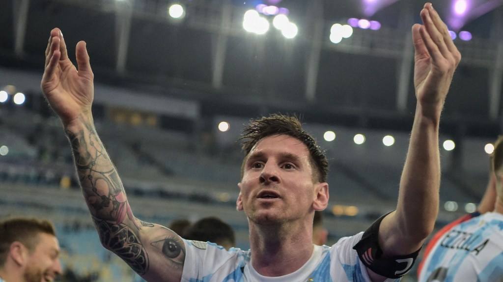 Messi celebra tras ganar la Copa América en 2021.