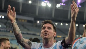 Messi celebra tras ganar la Copa América en 2021.