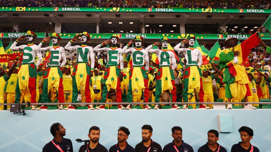 Aficionados de Senegal esperan el inicio del partido de su equipo contra Holanda. (Kai Pfaffenbach/Reuters)