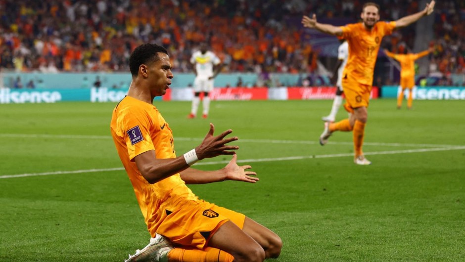 Cody Gakpo, de Holanda, celebra su gol en la segunda parte que dio a los holandeses una ventaja de 1-0 sobre Senegal en su primer partido de la Copa del Mundo el lunes. Holanda añadió un segundo gol justo antes del pitido final para ganar 2-0. (Kai Pfaffenbach/Reuters)