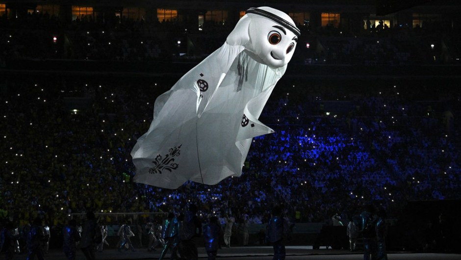 La'eeb, la mascota oficial del Mundial, 'vuela' durante la inauguración. (Crédito: Dylan Martinez/Reuters)