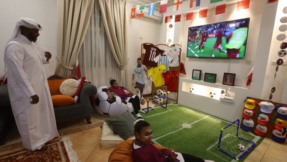 Una familia mira el primer partido del Mundial desde su casa en Doha. (Crédito: Ibraheem Al Omari/Reuters)