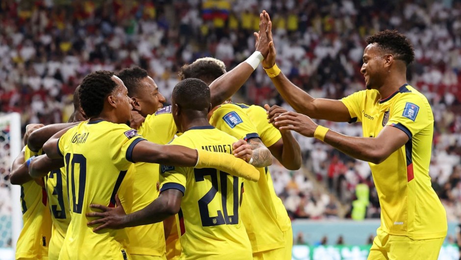 Los jugadores de Ecuador celebran el gol por penal de Enner Valencia que les dio el 2-0 sobre el país anfitrión, Qatar, en el partido inaugural del torneo. Ecuador ganó con ese resultado final. (Crédito: Karim Jaafar/AFP/Getty Images)